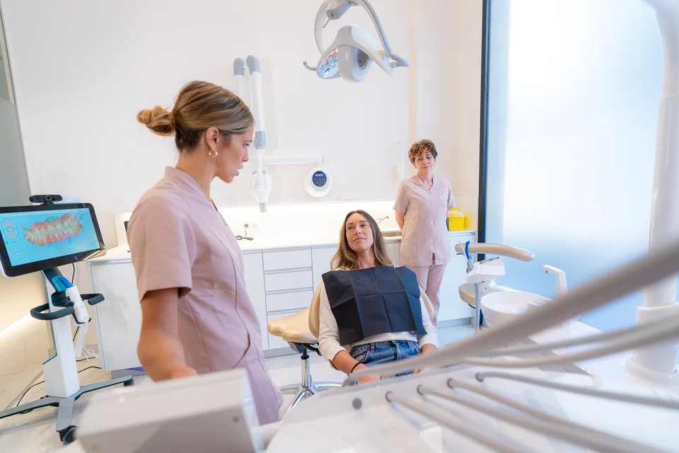 Zespół dentystek NoveSmile z pacjentką