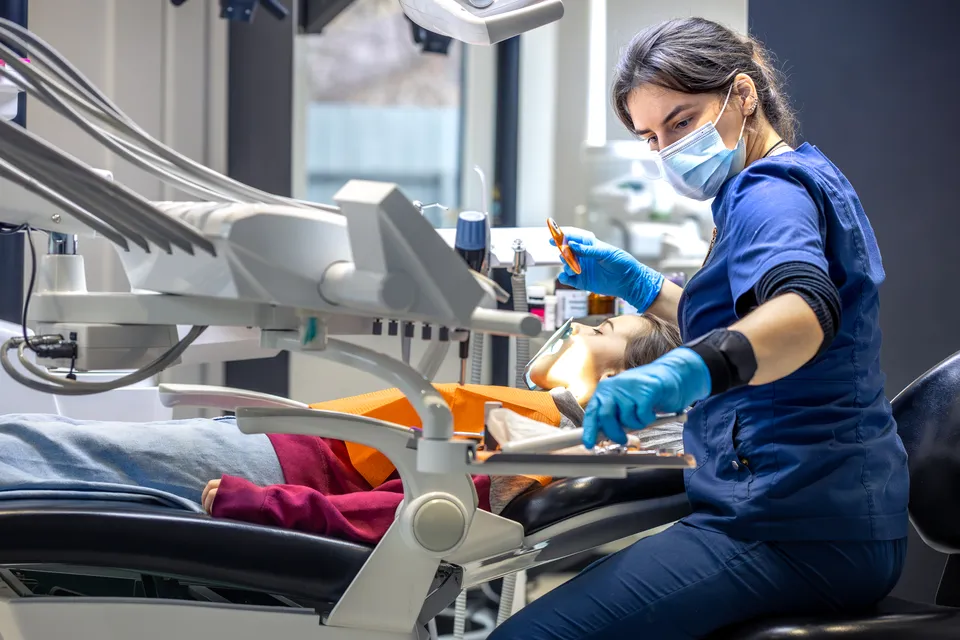 Dentystka pracująca w nowoczesnym gabinecie